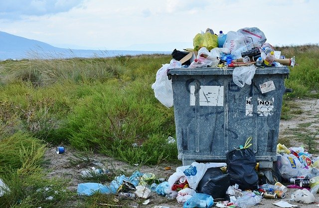 W Dąbrowie Górniczej doszło do nietypowego zdarzenia – mężczyzna gromadzi góry śmieci w mieszkaniu