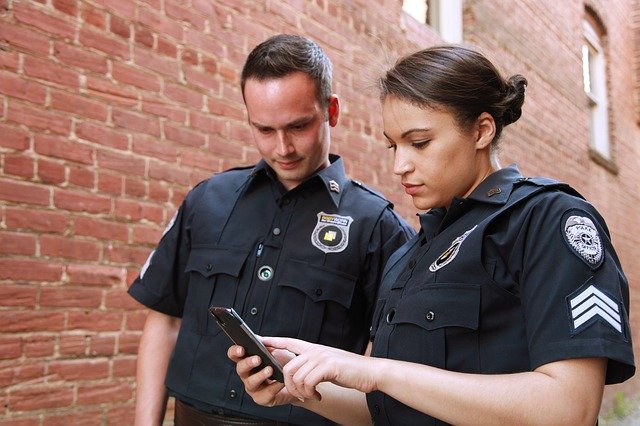 Przed świętami policjanci odwiedzili placówki wychowawcze w Dąbrowie Górniczej