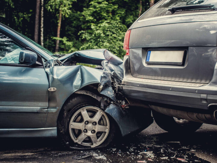 Uważajcie na tej ulicy – dachował tu kolejny samochód!