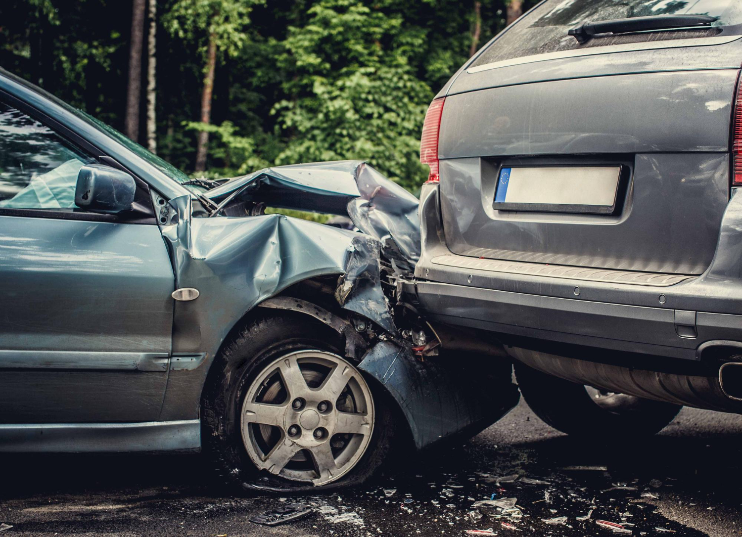 Uważajcie na tej ulicy – dachował tu kolejny samochód!