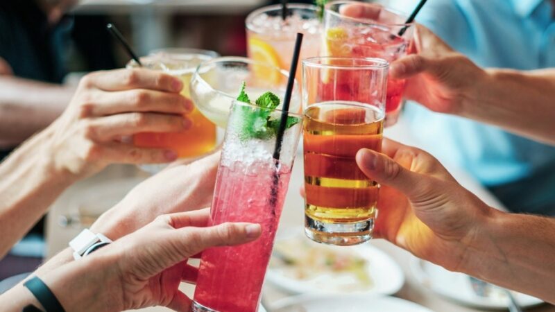 Uwaga na pułapkę odwodnienia: alkohol a nawadnianie w upalne dni