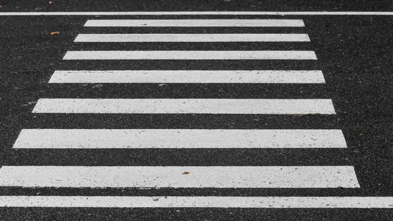 Przejście dla pieszych prowadzące na barierkę – nietypowy widok w Czerwionce-Leszczynach