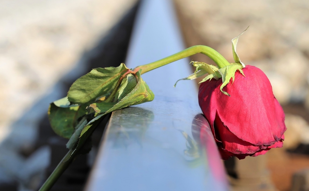 Tragiczny wypadek w Dąbrowie Górniczej: nastolatka straciła życie pod kołami pociągu