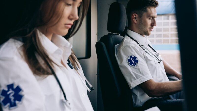 Konsekwencje niszczycielskiego pożaru w bloku mieszkalnym w Dąbrowie Górniczej: dwie osoby hospitalizowane, dziewiętnaście ewakuowane