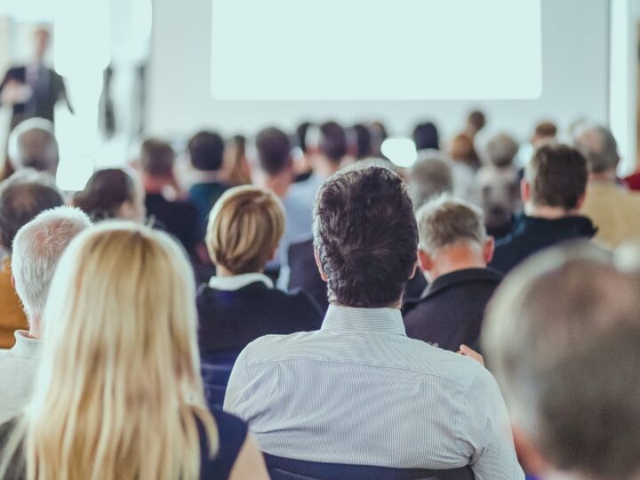 Policja z Dąbrowy Górniczej zaprasza na debaty dotyczące bezpieczeństwa mieszkańców, w szczególności seniorów