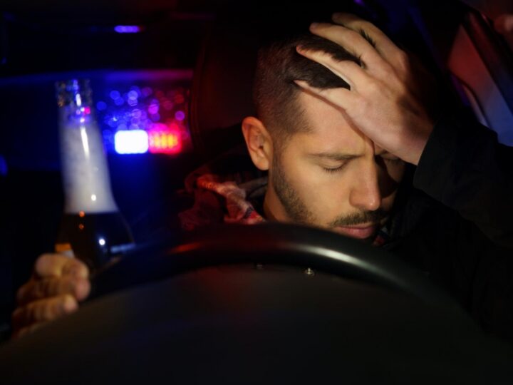 Zatrzymani przez dąbrowską policję: pijany kierowca i poszukiwany listem gończym pasażer