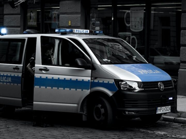 Uciekający od odpowiedzialności za wypadek samochodowy, mężczyzna zatrzymany przez dąbrowską policję