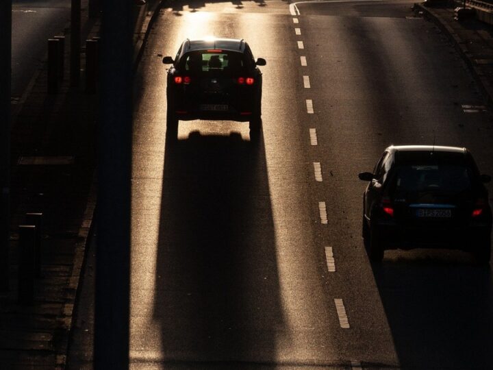 Przerażające zdarzenie drogowe na trasie nr 6 w Pękaninie: ciężarówka uderzyła w drzewo i słupy energetyczne