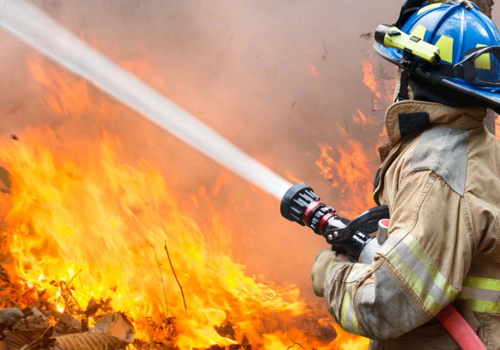 Pożoga w Dąbrowie Górniczej: 15 jednostek straży pożarnej gasiło płomienie na terenie zabudowań gospodarczych