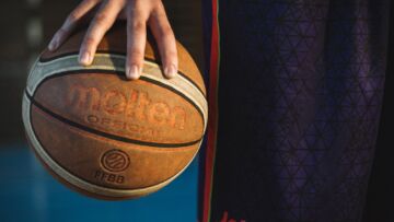Zmagania dąbrowskich koszykarzy na drodze do play off – trudne starcie z Sokołem Łańcut