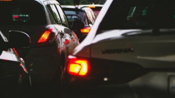 Planowanie podróży samochodem za granicę: przypomnienie o konieczności posiadania dowodu rejestracyjnego i tablicy na bagażniku rowerowym