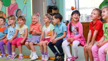 Zaklęci w ekscytującym spektaklu – XVIII Festiwal Piosenki i Tańca Dąbrowskich Przedszkolaków