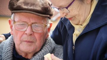 Nowoczesne technologie dla seniorów: bezpłatne opaski monitorujące zdrowie i zwiększające bezpieczeństwo