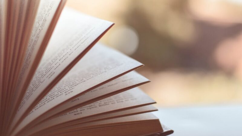 Zaproszenie na unikalne spotkanie dla literackich entuzjastów w Miejscowej Bibliotece Publicznej