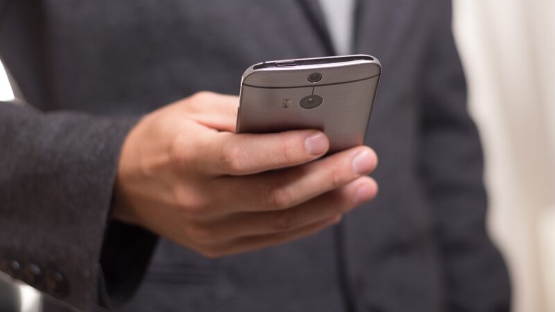 Zakaz korzystania z telefonów i innych urządzeń elektronicznych na przejściach dla pieszych – apel policji