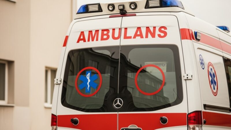 Policjanci uratowali mężczyznę uwięzionego w bagnie podczas nocnej ucieczki w lesie