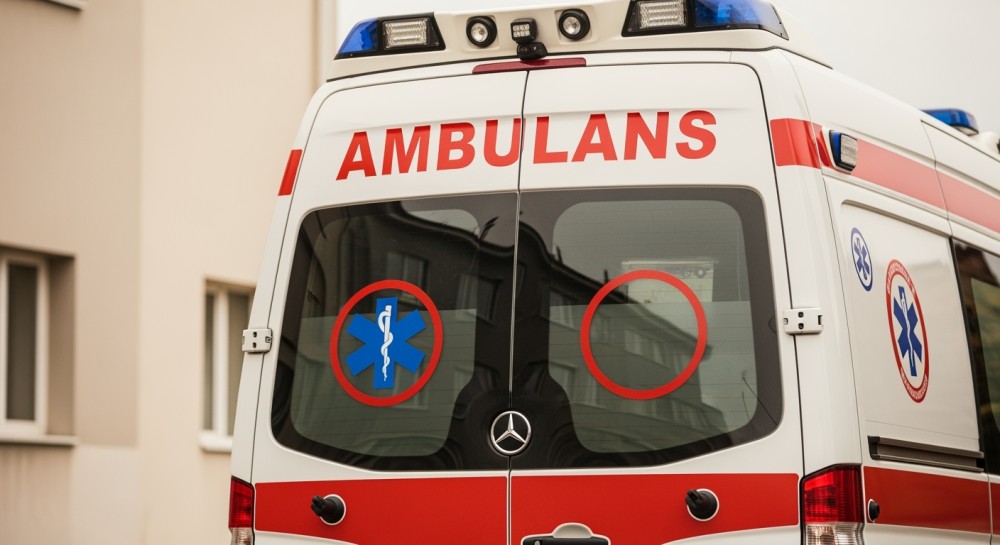 Policjanci uratowali mężczyznę uwięzionego w bagnie podczas nocnej ucieczki w lesie