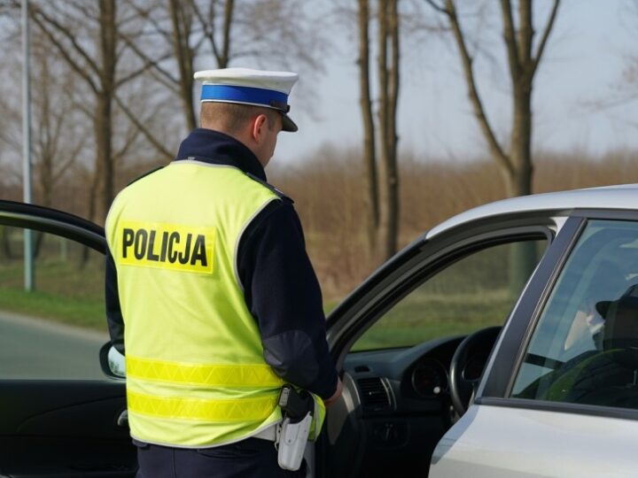 Pijany kierowca z zakazem i wyrokiem trafił do celi – dramatyczne zakończenie szaleństwa na drodze