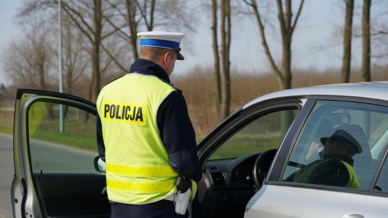 Pijany kierowca z zakazem i wyrokiem trafił do celi – dramatyczne zakończenie szaleństwa na drodze