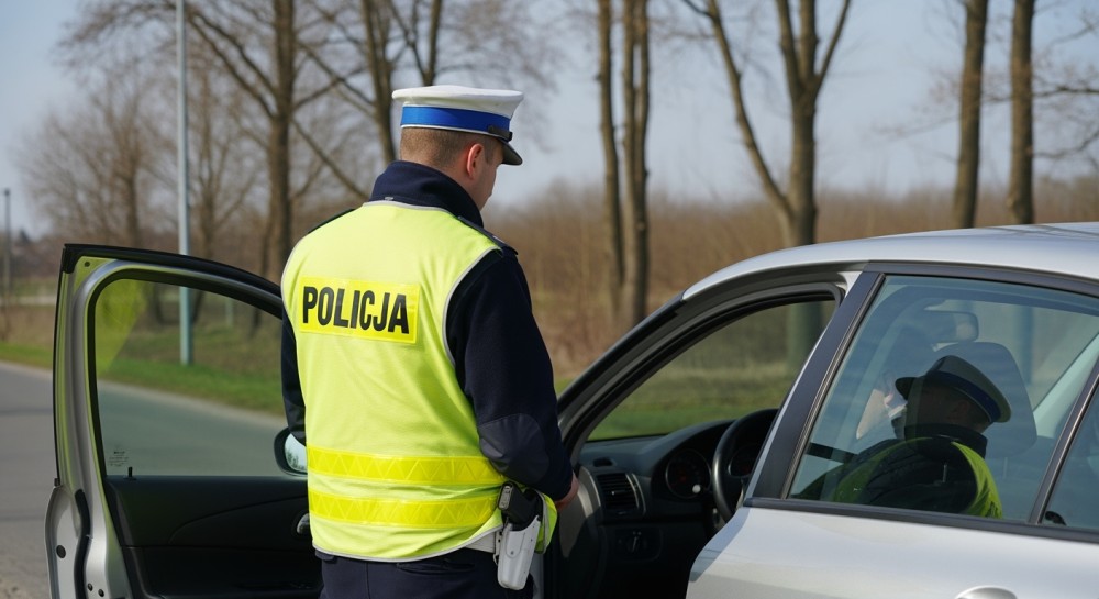 Pijany kierowca z zakazem i wyrokiem trafił do celi – dramatyczne zakończenie szaleństwa na drodze