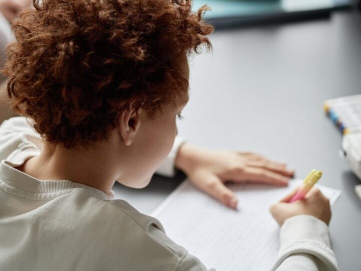 Bezpieczne zachowania: Policja edukuje uczniów V LO w Dąbrowie Górniczej