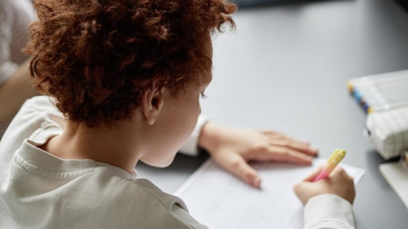 Bezpieczne zachowania: Policja edukuje uczniów V LO w Dąbrowie Górniczej