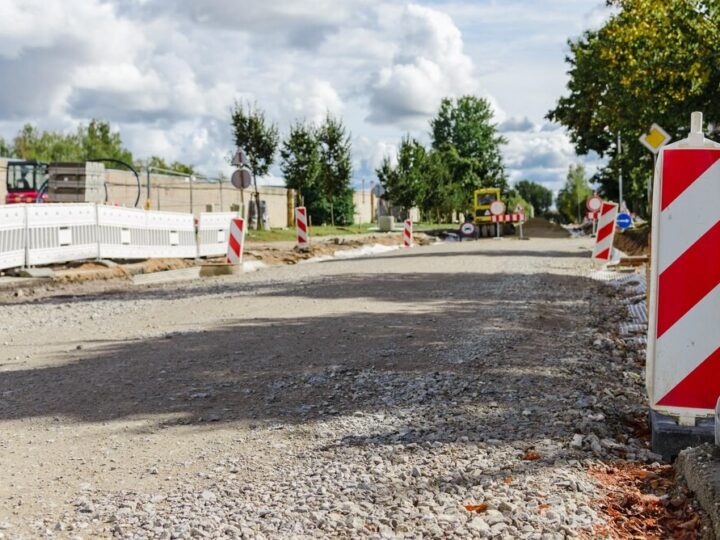 Przebudowa ulicy Augustynika: Nowe chodniki i ronda dla bezpieczeństwa mieszkańców!