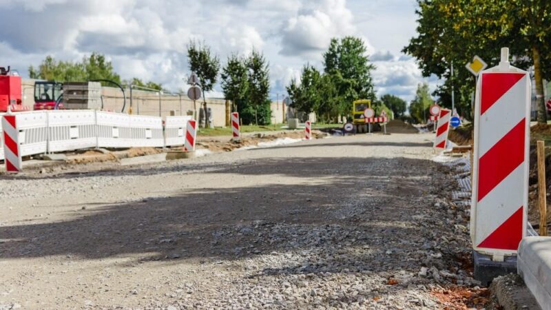 Przebudowa ulicy Augustynika: Nowe chodniki i ronda dla bezpieczeństwa mieszkańców!