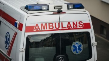 Policja w Młynarach ratuje mężczyznę z płonącego mieszkania