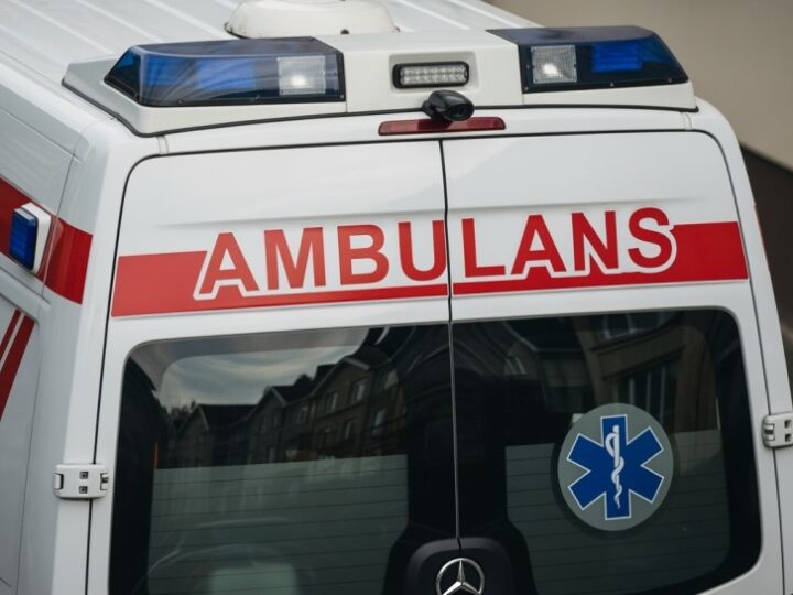 Policja w Młynarach ratuje mężczyznę z płonącego mieszkania