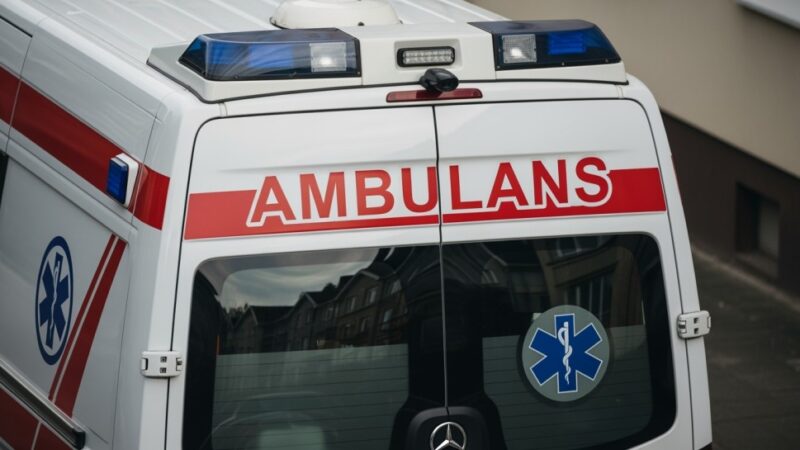 Policja w Młynarach ratuje mężczyznę z płonącego mieszkania