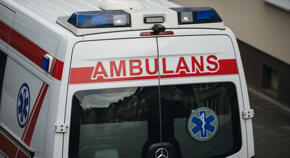 Policja w Młynarach ratuje mężczyznę z płonącego mieszkania