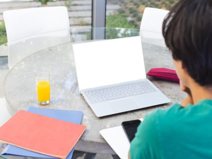 Policjanci edukują dąbrowską młodzież o bezpieczeństwie w sieci