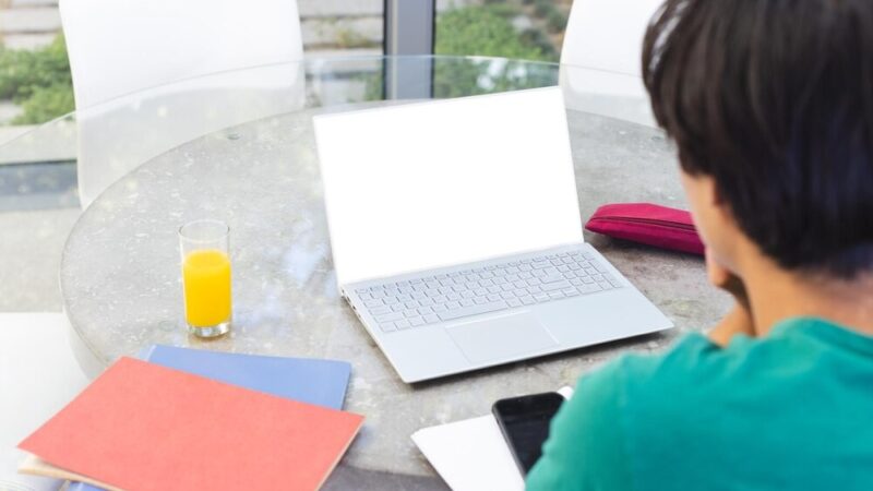 Policjanci edukują dąbrowską młodzież o bezpieczeństwie w sieci