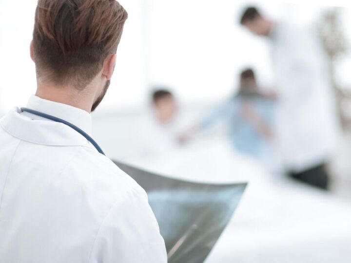 Ratownicy medyczni uczą dzieci, jak ratować życie w Dąbrowie Górniczej