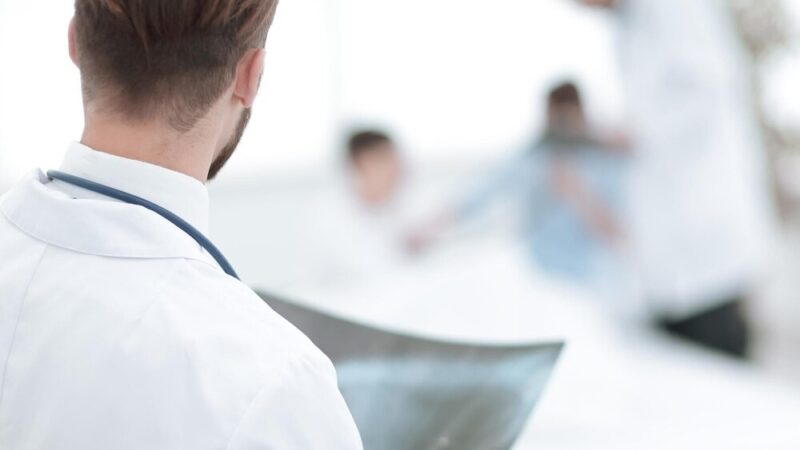 Ratownicy medyczni uczą dzieci, jak ratować życie w Dąbrowie Górniczej