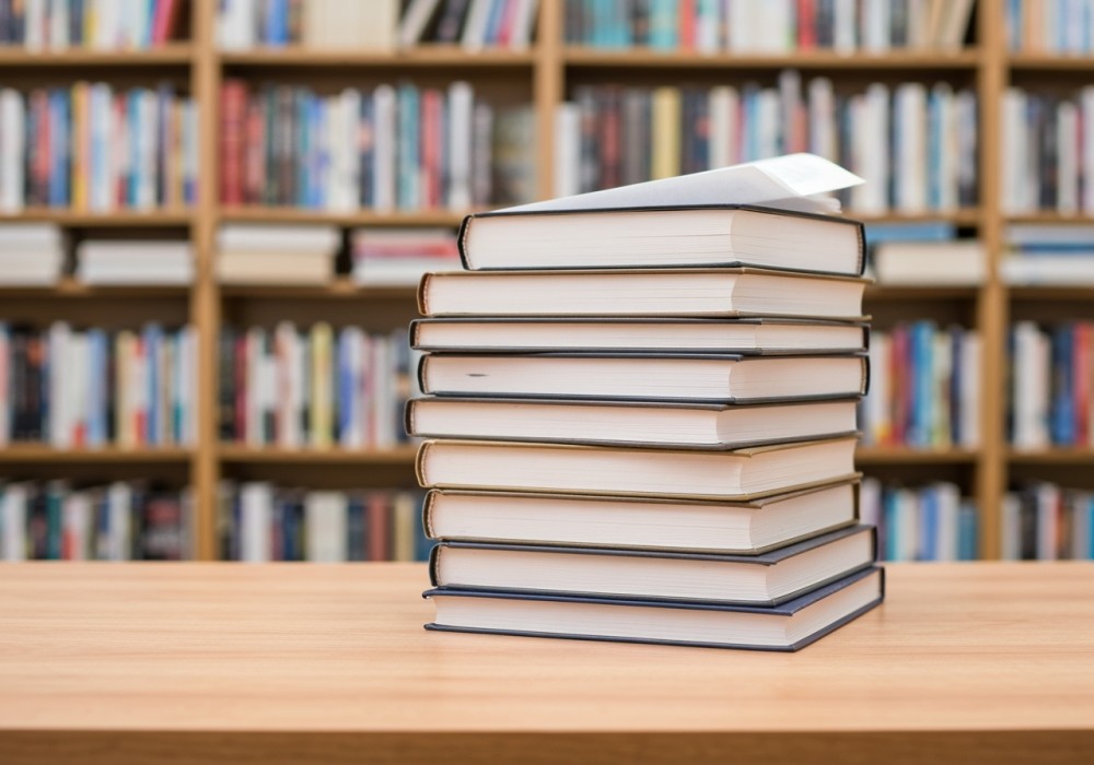 Uczniowie z Okradzionowa odkrywają urok bajek w bibliotece