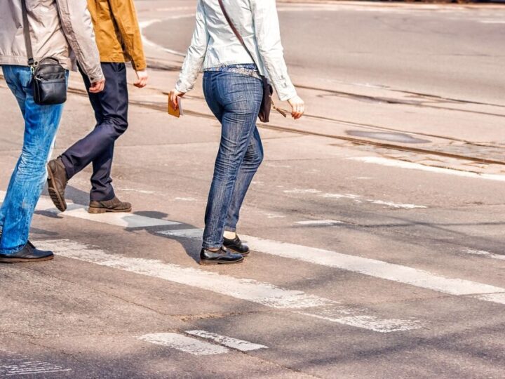 7-latka w skarpetkach przeszła pieszo do hali targowej w Elblągu