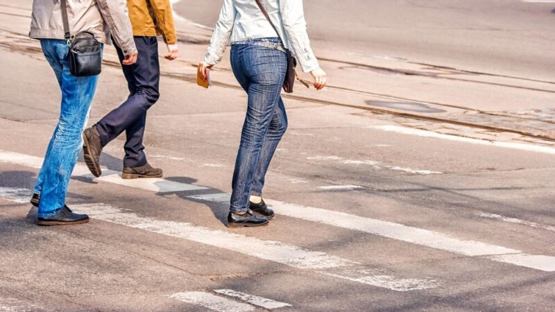 7-latka w skarpetkach przeszła pieszo do hali targowej w Elblągu