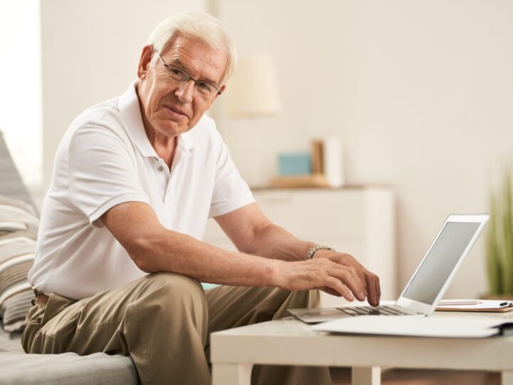 Internet dla seniora w Dąbrowie Górniczej – jak wybrać łącze, które nie sprawi kłopotów?