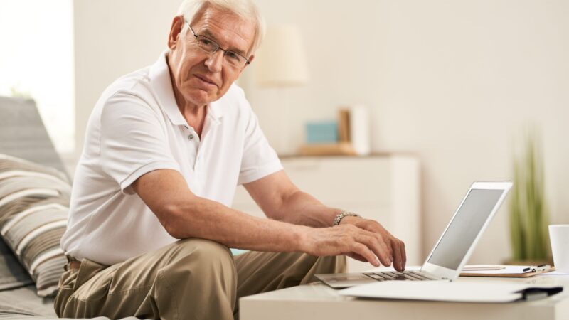 Internet dla seniora w Dąbrowie Górniczej – jak wybrać łącze, które nie sprawi kłopotów?