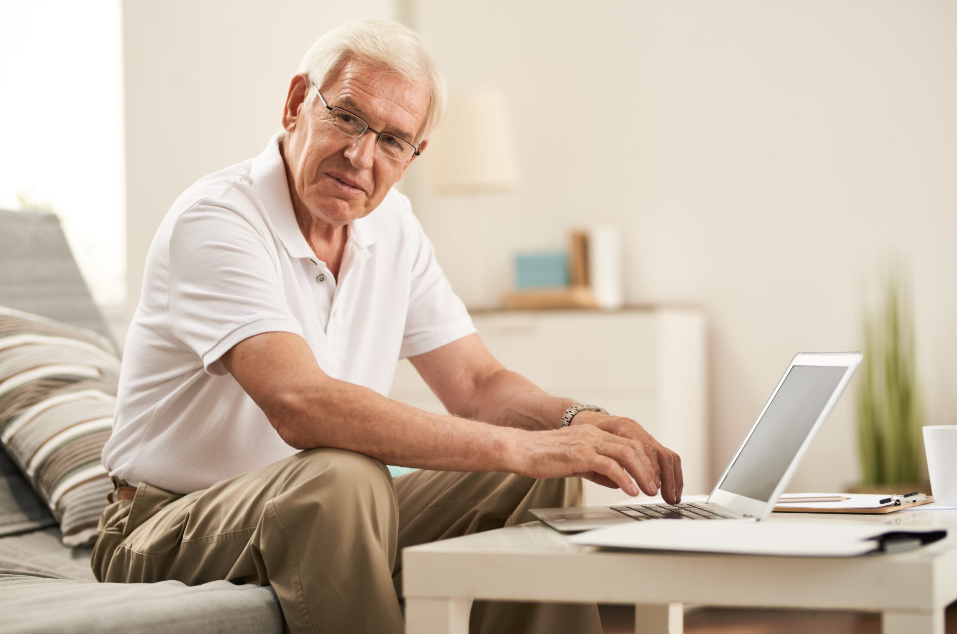 Internet dla seniora w Dąbrowie Górniczej – jak wybrać łącze, które nie sprawi kłopotów?