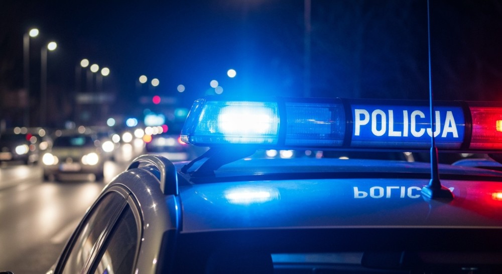 Driftujący 20-latek z mandatem 1500 zł i 10 punktami karnymi za niebezpieczną jazdę z pasażerami w bagażniku