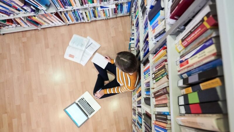 Przedszkolaki w Elblągu uczą się zasad bezpieczeństwa na drodze