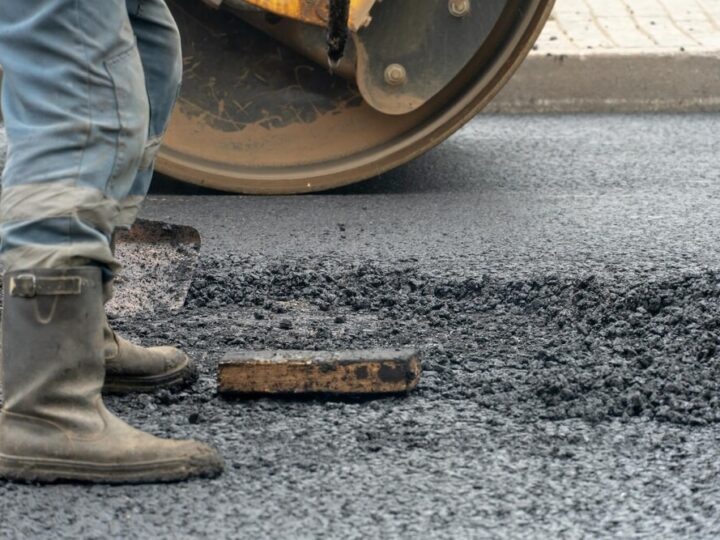Dodatkowe prace wstrzymują asfaltowanie ulicy Strzemieszyckiej