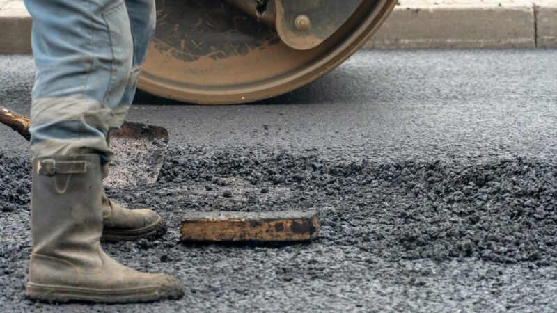 Dodatkowe prace wstrzymują asfaltowanie ulicy Strzemieszyckiej