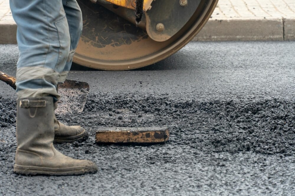 Dodatkowe prace wstrzymują asfaltowanie ulicy Strzemieszyckiej