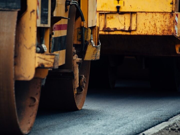 Nowe drogi i parking w Pasłęku – lepsza infrastruktura dla mieszkańców powiatu elbląskiego