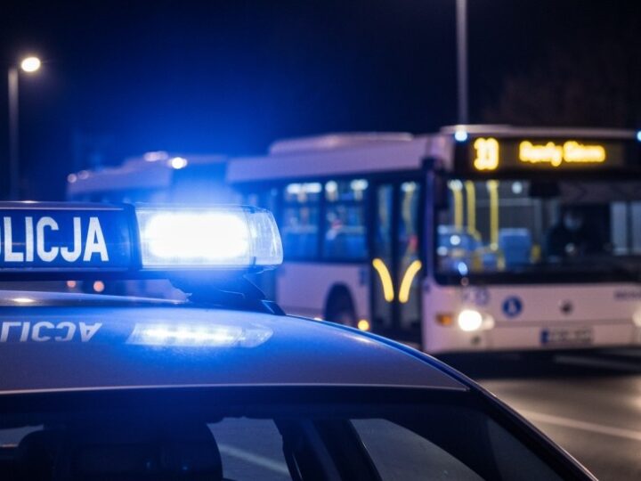 14-latek na elektrycznym motorowerze w tarapatach – interwencja policji na parkingu