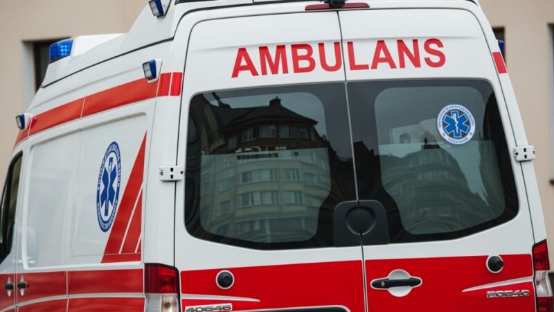 Policjanci uratowali starszego mężczyznę dzięki błyskawicznej interwencji po nieudanym wezwaniu na 112